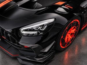 AMG GT Black Series mit TIKT Front Kit aus Vollcarbon, Dreiviertelansicht von vorne