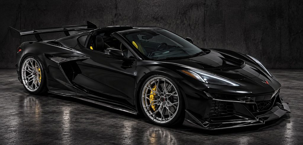 Schwarze Corvette C8 mit Heckflügel im Studio