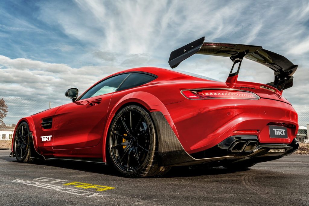 AMG GT Widebody Kit in Rot, Heckansicht mit Carbon-Flügel und Radlaufverbreiterung