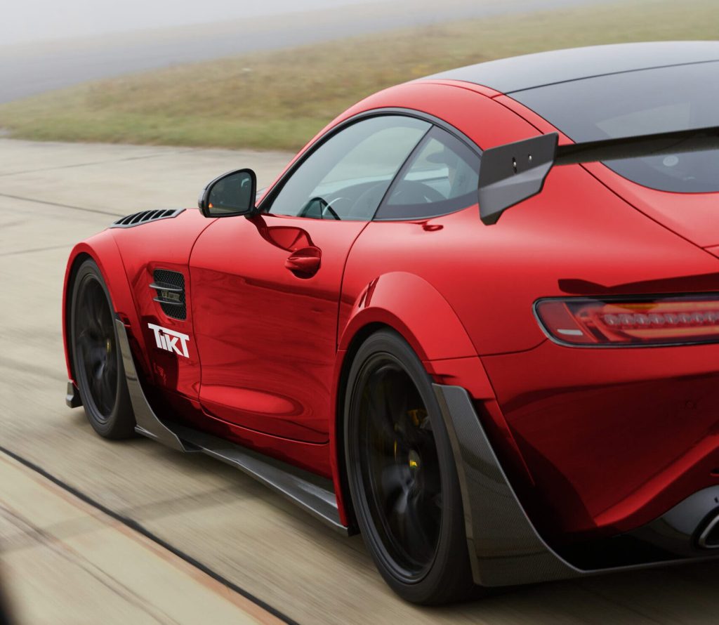 AMG GT Widebody Kit in Rot in Fahrt, Seitenansicht mit Carbon-Verbreiterung