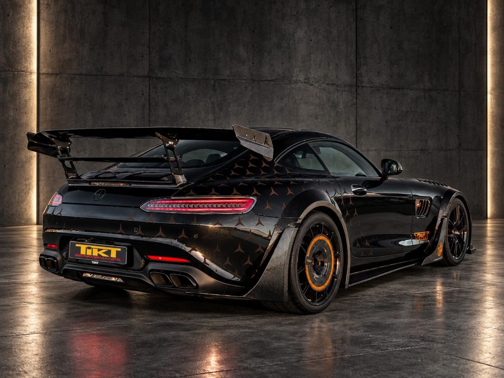 AMG GT Widebody Kit in Schwarz, Heckansicht im Studio