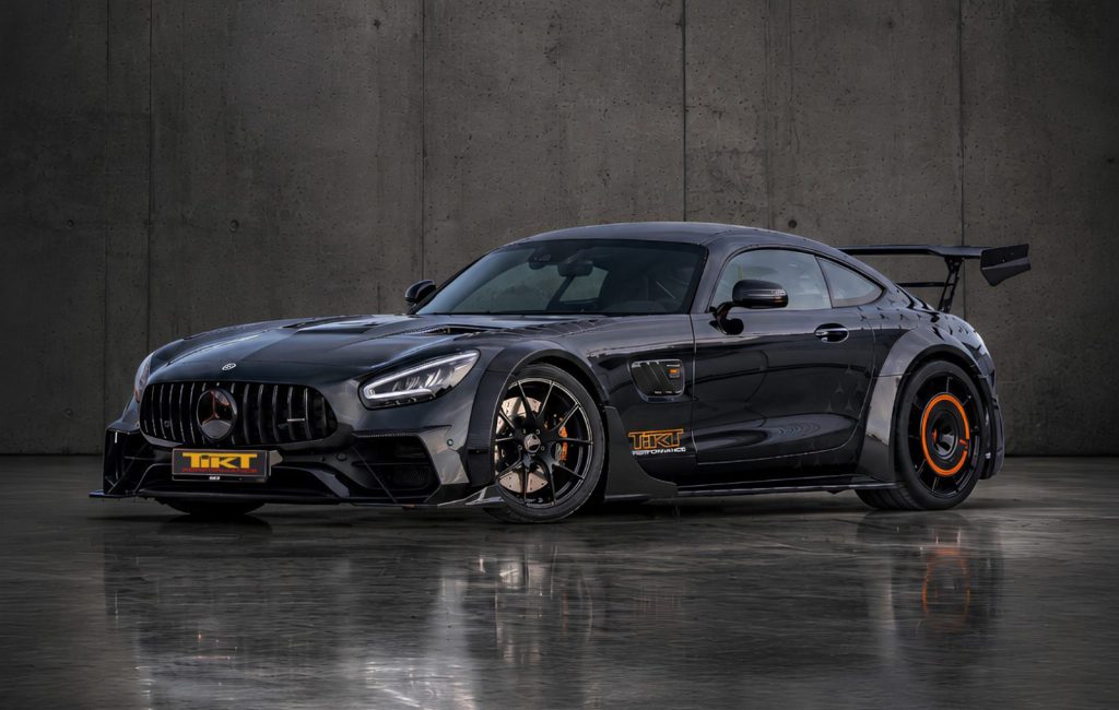 AMG GT Widebody Kit von TIKT Performance, Dreiviertelansicht von vorne im Betonstudio
