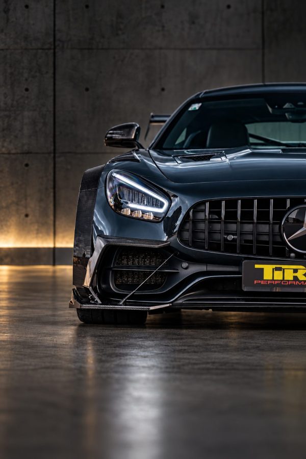 AMG GT Widebody Kit Stufe 1, Frontansicht im Betonstudio