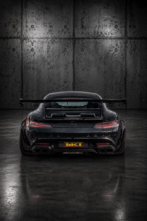 AMG GT Widebody Kit Stufe 2, Heckansicht im Betonstudio